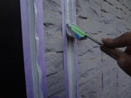 千葉県我孫子市H様邸の外壁塗装と屋根塗装工程：コーキング打ち替え（ならし）