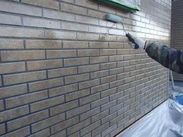千葉県柏市O様邸の外壁塗装と屋根塗装工程：上塗り2回目(UVプロテクトクリヤー)