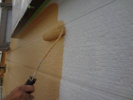 千葉県松戸市S様邸の外壁塗装と屋根塗装工程：上塗り1回目（パーフェクトトップ）