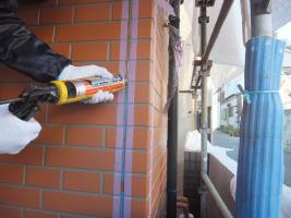 千葉県船橋市U様邸の外壁塗装と屋根塗装工程：目地のコーキングの打ち替え(打ち込み)