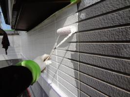 茨城県龍ヶ崎市Ｋ様邸の外壁塗装と屋根塗装工程：下塗り（パーフェクトフィラー）