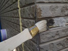 千葉県松戸市S様邸の外壁塗装と屋根塗装工程：コーナー部分の補修(造膜シーラー塗布)