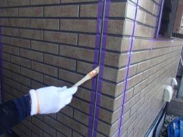 千葉県柏市O様邸の外壁塗装と屋根塗装工程：目地のコーキングの打ち替え（プライマー塗布）