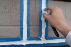 千葉県成田市M様邸の外壁塗装と屋根塗装工程：目地のコーキングの打ち替え(ならし)
