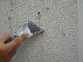 茨城県取手市O様邸の外壁塗装と屋根塗装工程：劣化箇所（ふくれ）の補修