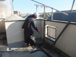 千葉県船橋市U様邸の外壁塗装と屋根塗装工程：殺菌洗浄剤塗布
