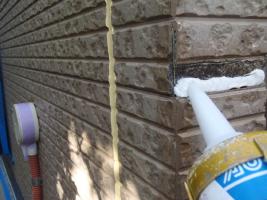 千葉県松戸市S様邸の外壁塗装と屋根塗装工程：コーナー部分の補修(パテ補修)