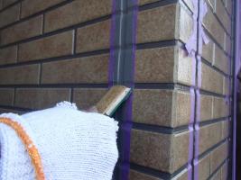 千葉県柏市O様邸の外壁塗装と屋根塗装工程：目地のコーキングの打ち替え(ならし)