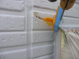千葉県柏市I様邸の外壁塗装と屋根塗装工程：クラックのパテ補修