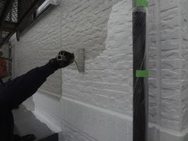 千葉県我孫子市H様邸の外壁塗装と屋根塗装工程：上塗り1回目（水性シリコンセラUV）