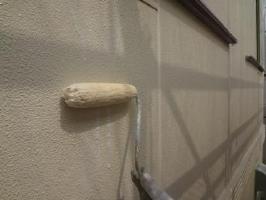 茨城県取手市O様邸の外壁塗装と屋根塗装工程：下塗り(水性シリコン浸透シーラー)