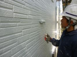 千葉県柏市I様邸の外壁塗装と屋根塗装工程：上塗り1回目（水性ペリアートUV)