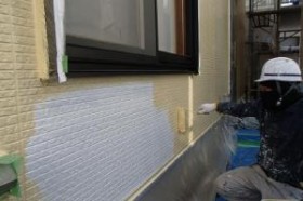 千葉県松戸市S様邸の外壁塗装と屋根塗装工程：上塗り1回目（ファインシリコンフレッシュ）