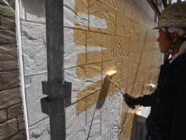 千葉県松戸市O様邸の外壁塗装と屋根塗装工程：上塗り1回目（パーフェクトトップ艶消し）
