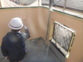 千葉県船橋市U様邸の外壁塗装と屋根塗装工程：中塗り2回目（ダイヤモンドコートBS水性）