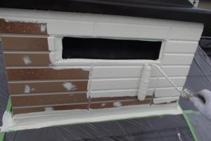 千葉県成田市M様邸の外壁塗装と屋根塗装工程：中塗り1回目（ダイヤモンドコートBS水性）