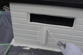千葉県成田市M様邸の外壁塗装と屋根塗装工程：中塗り2回目（ダイヤモンドコートBS水性）