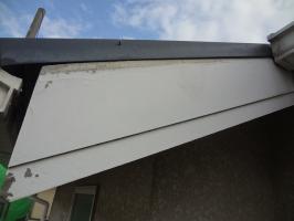 千葉県柏市N様邸の外壁塗装と屋根塗装工程：破風板の中の腐食確認