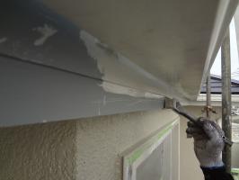 千葉県柏市N様邸の外壁塗装と屋根塗装工程：上塗り１回目（弾性クリーンマイルドウレタン）