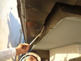 千葉県我孫子市H様邸の外壁塗装と屋根塗装工程：下塗り（塩ビゾルウレタンプライマー）