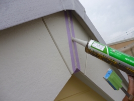 千葉県柏市K様邸の外壁塗装と屋根塗装工程：コーキング打ち替え（打ち込み）