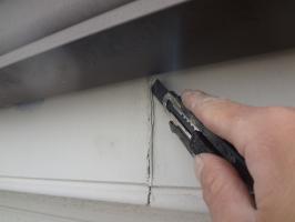 千葉県松戸市S様邸の外壁塗装と屋根塗装工程：コーキング打ち替え（Vカット工法）
