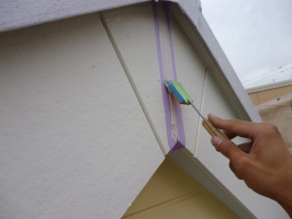 千葉県柏市K様邸の外壁塗装と屋根塗装工程：コーキング打ち替え（ならし）