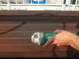 茨城県取手市O様邸の外壁塗装と屋根塗装工程：サビの除去（3種ケレン）