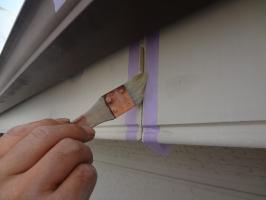 千葉県松戸市S様邸の外壁塗装と屋根塗装工程：コーキング打ち替え（プライマー）