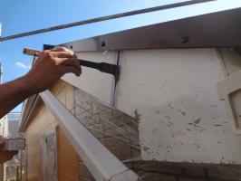 千葉県松戸市O様邸の外壁塗装と屋根塗装工程：コーキング打ち替え(プライマー塗布)