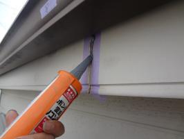 千葉県松戸市S様邸の外壁塗装と屋根塗装工程：コーキング打ち替え（打ち込み）