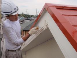 茨城県取手市T様邸の外壁塗装と屋根塗装工程：上塗り１回目（ファインシリコンフレッシュ）