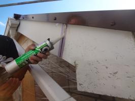 千葉県松戸市O様邸の外壁塗装と屋根塗装工程：コーキング打ち替え（打ち込み）