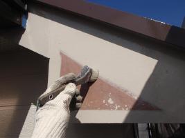 千葉県柏市O様邸の外壁塗装と屋根塗装工程：上塗り1回目（ファインシリコンフレッシュ）