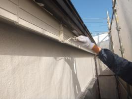 千葉県船橋市U様邸の外壁塗装と屋根塗装工程：上塗り2回目（ファインシリコンフレッシュ）