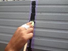 茨城県取手市O様邸の外壁塗装と屋根塗装工程：ジョイント部分のコーキング処理