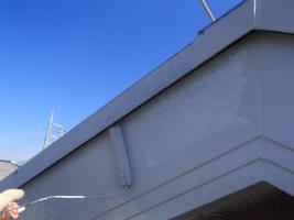 千葉県柏市O様邸の外壁塗装と屋根塗装工程：上塗り1回目（ファインシリコンフレッシュ）
