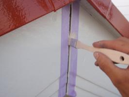 茨城県取手市T様邸の外壁塗装と屋根塗装工程：コーキング打ち替え（プライマー塗布)