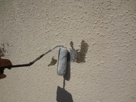 千葉県我孫子市H様邸の外壁塗装と屋根塗装工程：塗膜の剥がれ補修（シーラー塗布）