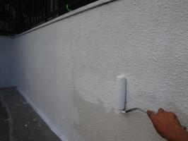 千葉県我孫子市H様邸の外壁塗装と屋根塗装工程：下塗り（水性ミラクシーラーエコ）