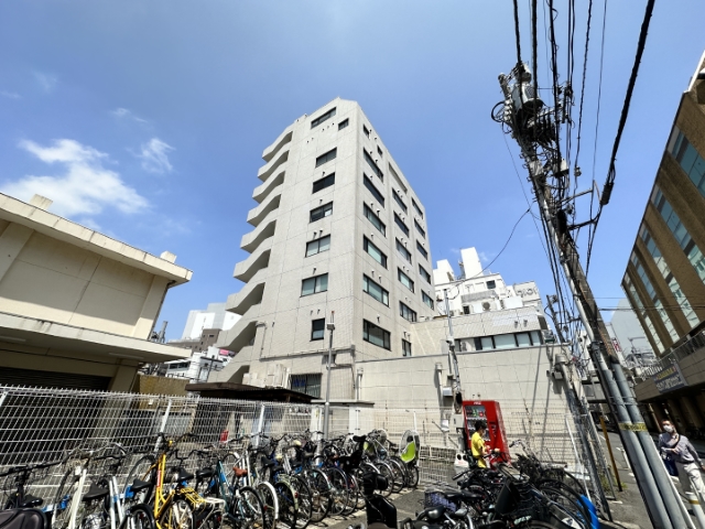 柏駅前に建つ9階建て池松ビルの外観