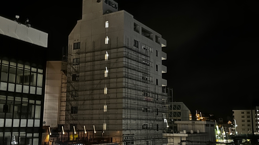 JR線路沿いの池松ビルで行った夜間の仮設足場工事