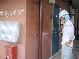 千葉県柏市サンハイツ新堀様邸の外壁塗装と屋根塗装工程：高圧洗浄