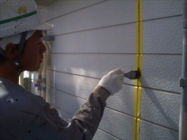 千葉県柏市和田様邸の外壁塗装と屋根塗装工程：コーキングの打ち替え（プライマー）