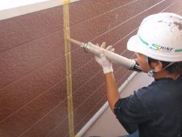 千葉県柏市サンハイツ新堀様邸の外壁塗装と屋根塗装工程：コーキングの打ち替え