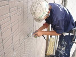 千葉県我孫子市U様邸の外壁塗装と屋根塗装工程：目地のコーキング剤の打ち替え（撤去）