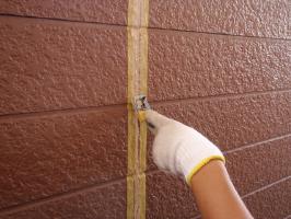千葉県柏市サンハイツ新堀様邸の外壁塗装と屋根塗装工程：コーキングの打ち替え