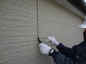 千葉県柏市M様邸の外壁塗装と屋根塗装工程：目地のコーキング剤の打ち替え（撤去）