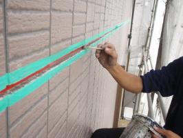 千葉県我孫子市U様邸の外壁塗装と屋根塗装工程：コーキング剤工事の前処理