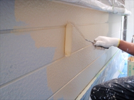 千葉県柏市和田様邸の外壁塗装と屋根塗装工程：中塗り（水性シリコンセラUV）